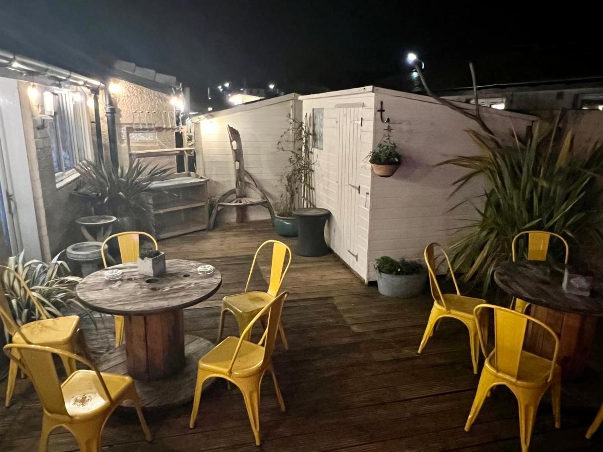 Bythesea Guest House Еър Екстериор снимка
