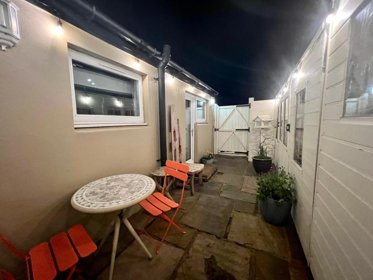Bythesea Guest House Еър Екстериор снимка